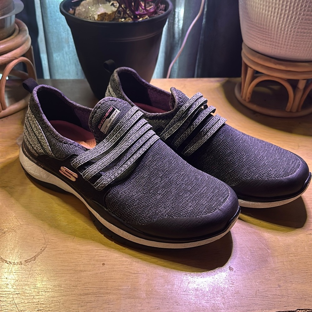 Women’s Skechers size 7